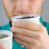 Torrando grãos de café