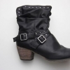 Limpando botas de couro