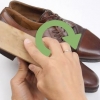 Limpando sapatos de couro