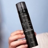 Usando spray fixador de maquiagem