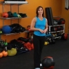Faça exercícios com bola medicinal para as costas