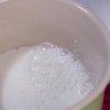 Espuma de leite à mão para um cappuccino