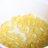 Prepare o macarrão no micro-ondas