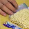 Prepare macarrão ramen no microondas