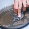 Removendo a ferrugem de uma frigideira de ferro fundido