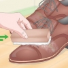 Consertando sapatos de couro rachados