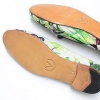 Pinte as solas dos sapatos