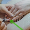 Usando pó de espelho em suas unhas