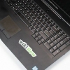 Remover adesivos de um laptop