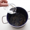 Tirar restos de comida queimados de uma panela