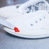 Remova a tinta dos sapatos de lona