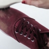 Limpando sapatos sujos