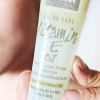 Usando óleo de vitamina e para o seu cabelo