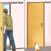 Impedindo que um gato saia correndo pela porta