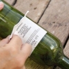 Fazendo garrafas de vinho com iluminação de destaque