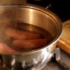 Grelhar salsicha na churrasqueira