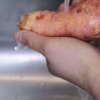 Preparando batata-doce no micro-ondas