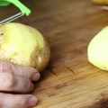 Assar batatas no forno