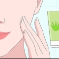 Usando gel de aloe vera em seu rosto