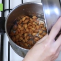 Fazendo farinha de amêndoa ou farinha de amêndoa