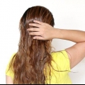 Aplique óleo de amêndoa no cabelo