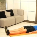 Faça abdominais de bicicleta