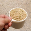 Cozinhar arroz integral em uma panela de arroz