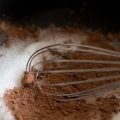 Fazendo calda de chocolate