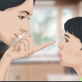 Colocar lentes de contato nos olhos do seu filho