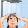 Cortando a parte de trás de um corte de cabelo bob