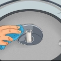 Limpando o ralo de uma máquina de lavar louça