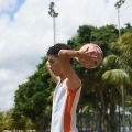 Jogando a bola durante uma partida de futebol