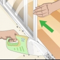 Limpando os trilhos de uma porta de vidro deslizante