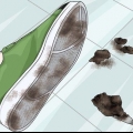 Limpando as partes de borracha de seus sapatos