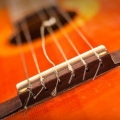 Substituindo as cordas em uma guitarra clássica