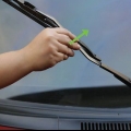 Limpando o para-brisa do seu carro