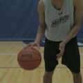 Driblar com uma bola de basquete