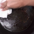 Limpando uma frigideira de ferro fundido queimado