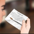 Limpando uma escova de unha acrílica