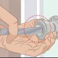 Como abrir uma porta de banheiro trancada