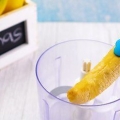 Fazendo um smoothie de banana