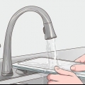 Limpando uma jarra de filtro de água brita