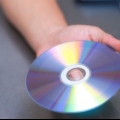 Reparando um cd com pasta de dente