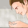 Usando uma colher de comedão