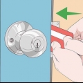 Abrindo uma porta com um cartão de crédito