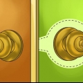 Abrindo uma porta com uma faca