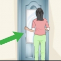 Pendure um espelho de porta