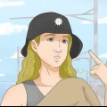 Usando um chapéu de balde