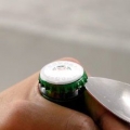 Abrindo uma garrafa sem abridor de garrafas