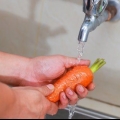 Preparando um assado em uma panela de barro